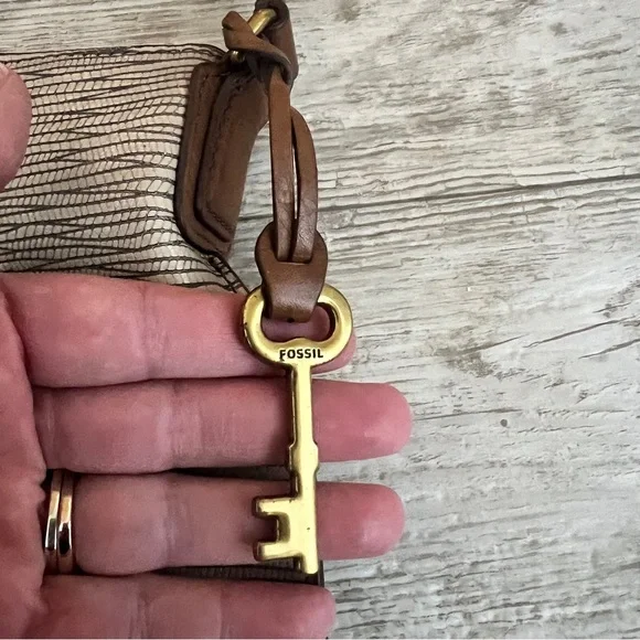 Authentic Fossil Women's Cowhide Leather Shoulder Bag w/Key Hobo Style EUC! - Picture 4 of 16